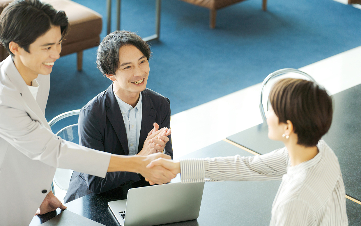 握手をしている男女