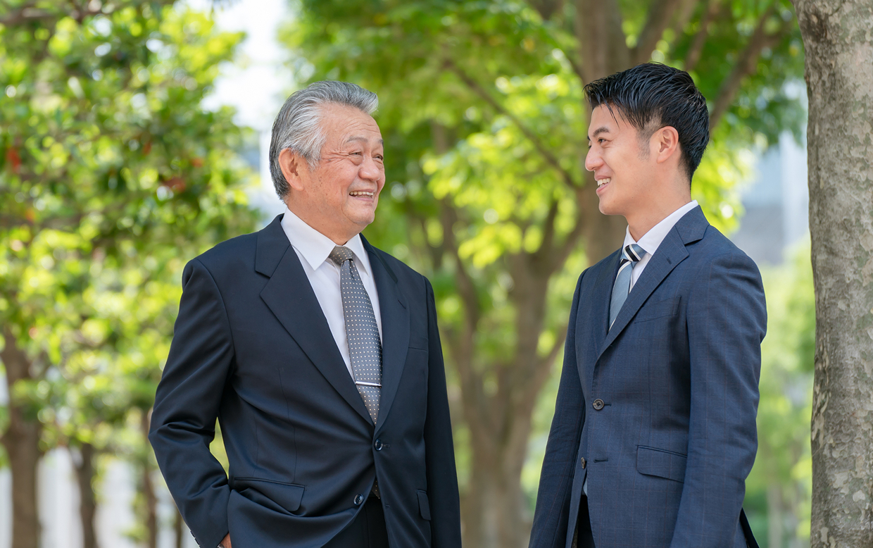 話をしている上司と部下