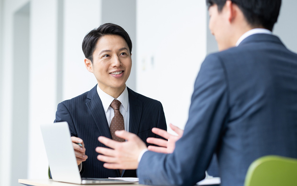 会話をしている男性二人