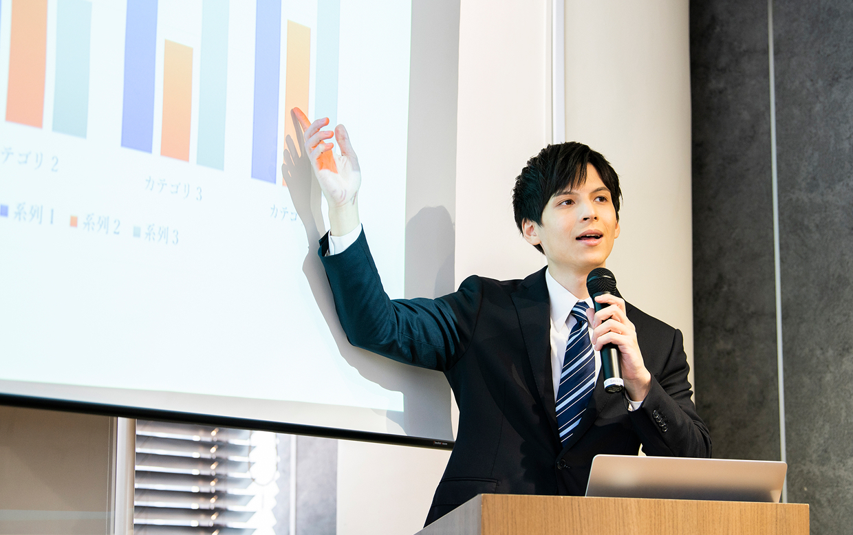プレゼンをしている男性
