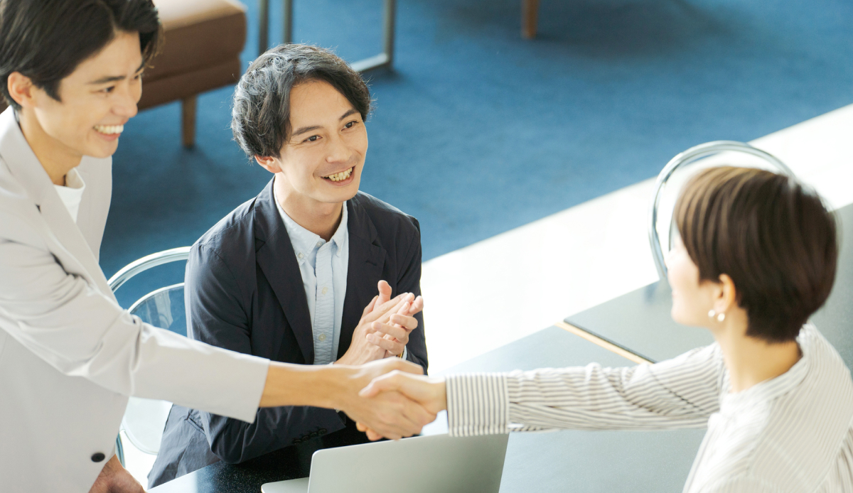 握手をしている男女