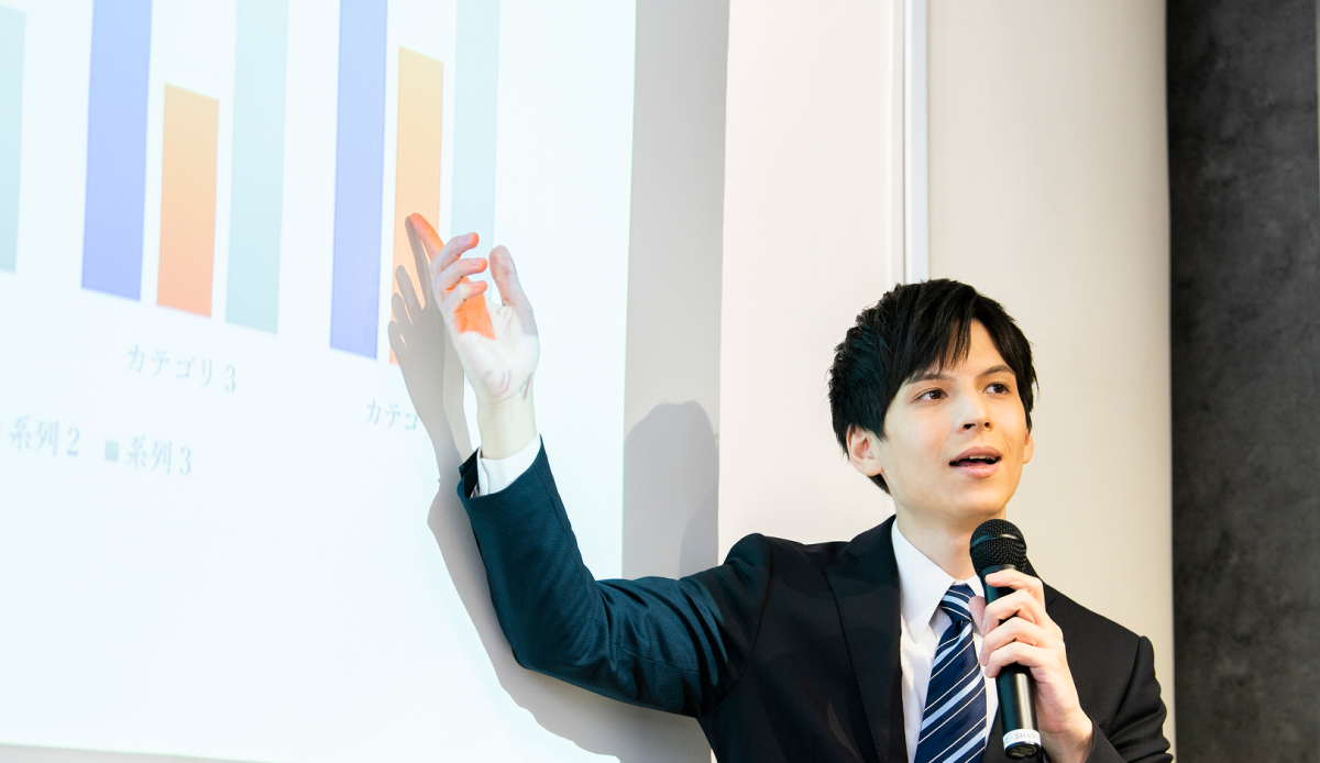 プレゼンを行っている男性